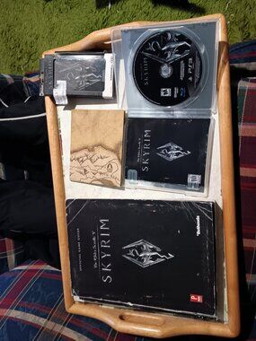 Skyrim BUNDLE PS3 Game Strategy Guide iPhone 5 Phone Case Playstation 3
